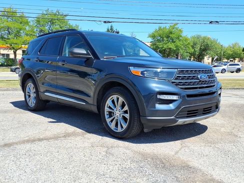 Used 2022 Ford Explorer XLT w/ Equipment Group 202A AWD/4WD image 3