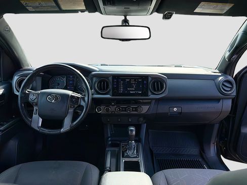 Used 2017 Toyota Tacoma TRD Sport w/ Tow Package (A/T) AWD/4WD image 3