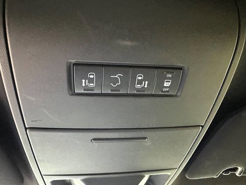 Used 2019 Dodge Grand Caravan SXT image 18