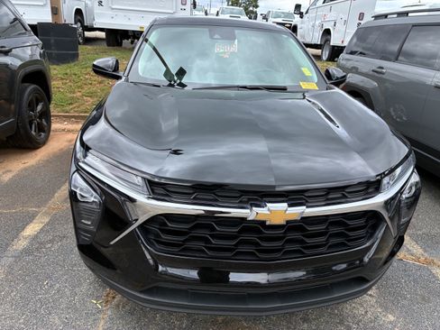 Used 2025 Chevrolet Trax LS w/ LS Convenience Package FWD image 2
