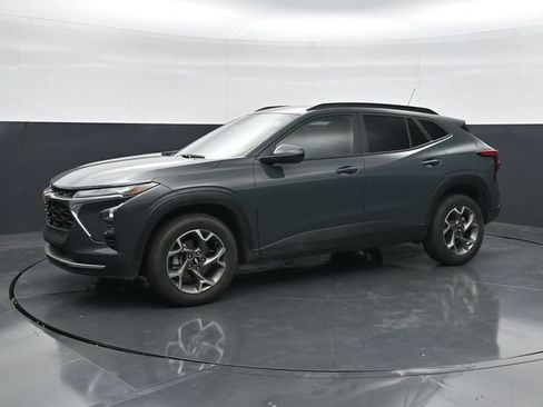 Used 2025 Chevrolet Trax LT FWD image 6