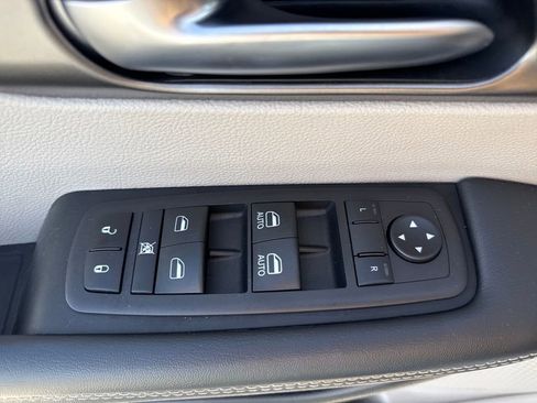 Used 2024 Chrysler Pacifica Touring-L image 21