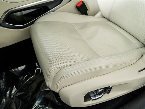 Used 2022 Jaguar F-PACE SVR image 36