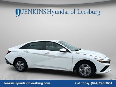 New 2026 Hyundai Elantra SE FWD image 2