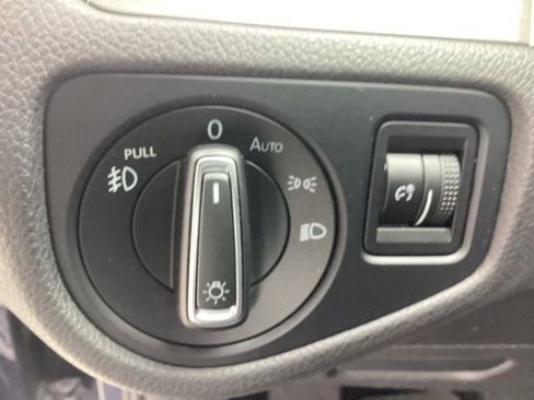 Used 2016 Volkswagen Golf SE w/ Lighting Package image 18