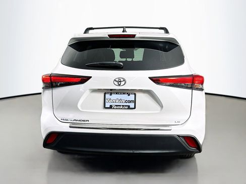 Used 2022 Toyota Highlander LE FWD image 7