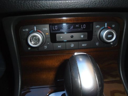 Used 2016 Volkswagen Touareg TDI image 42