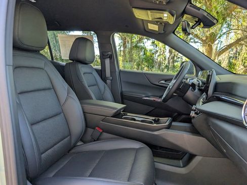 Used 2025 Chevrolet Equinox LT w/ Convenience Package II image 19