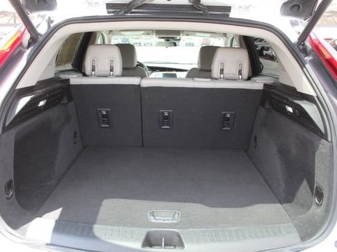 Used 2021 Cadillac XT4 Luxury w/ Cold Weather Package FWD image 5
