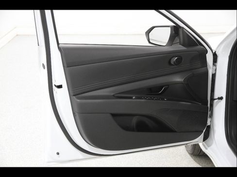 Certified 2025 Hyundai Elantra Sport FWD image 4