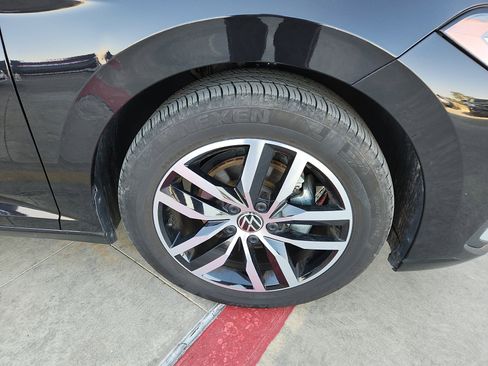 Certified 2025 Volkswagen Jetta SE image 9