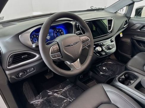 New 2026 Chrysler Voyager LX image 9