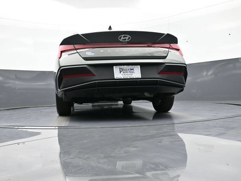 Certified 2025 Hyundai Elantra SE FWD image 29