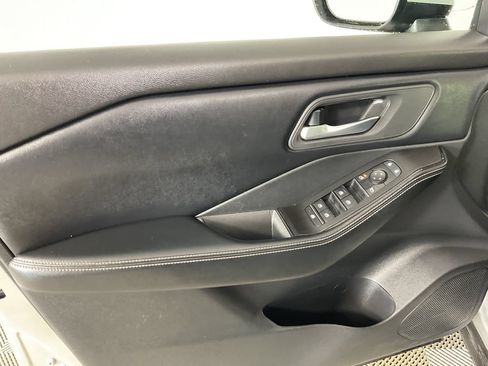 Used 2025 Nissan Rogue SV AWD/4WD image 16