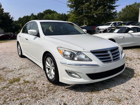 Used 2012 Hyundai Genesis 3.8 RWD image 3