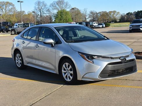 Used 2024 Toyota Corolla LE image 3