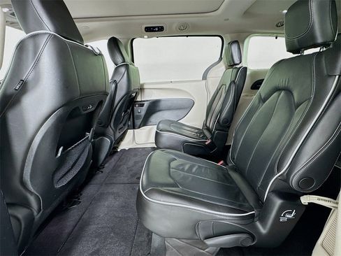 Used 2022 Chrysler Pacifica Limited image 10