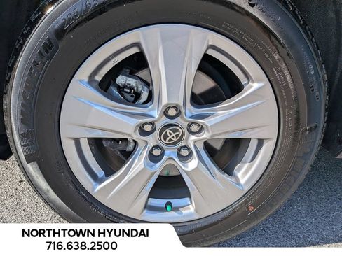 Used 2025 Toyota RAV4 XLE AWD/4WD image 38