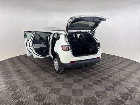 Used 2024 Jeep Compass Latitude AWD/4WD image 16