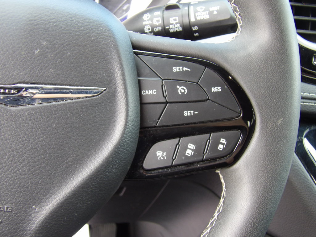 Used 2025 Chrysler Pacifica Limited FWD image 14