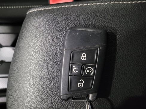 Used 2022 Volkswagen Tiguan SE image 32