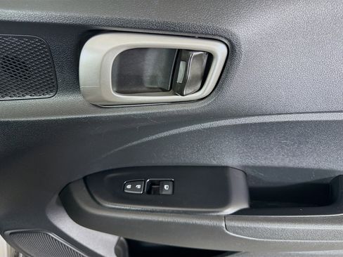 Used 2024 Hyundai Venue SEL image 29