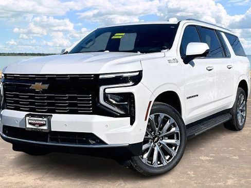 Used 2025 Chevrolet Suburban High Country image 3