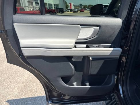Used 2025 Ford Expedition Active AWD/4WD image 33
