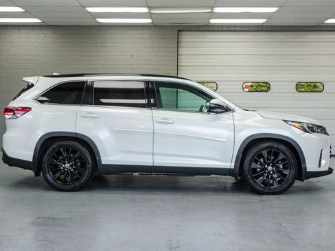 Used 2019 Toyota Highlander SE AWD/4WD image 3
