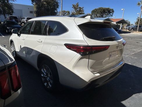 Used 2021 Toyota Highlander Limited image 3