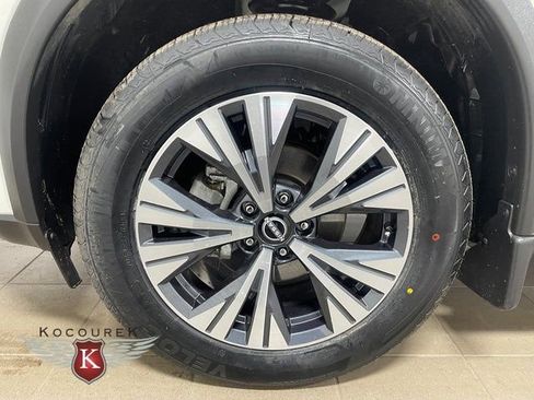 Used 2023 Nissan Rogue SV image 8