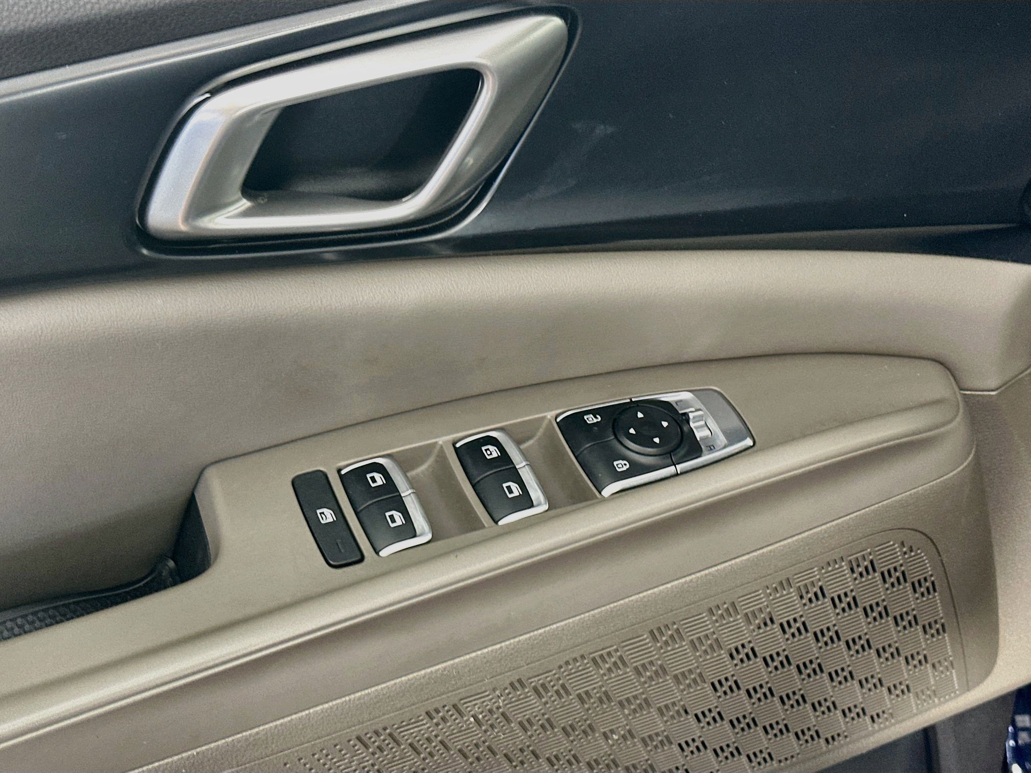 Used 2025 Kia Carnival FWD image 15