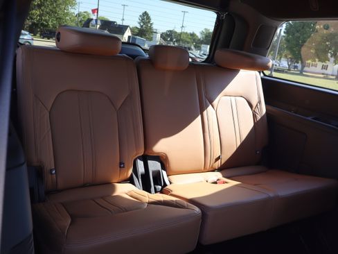 Used 2024 Ford Expedition Platinum image 13