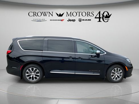 Used 2025 Chrysler Pacifica Pinnacle FWD image 13