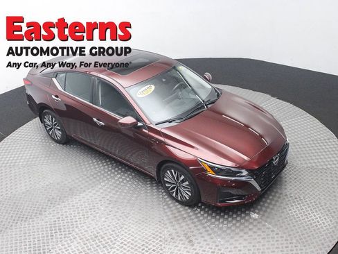 Used 2024 Nissan Altima 2.5 SV w/ SV Premium Package AWD/4WD image 3