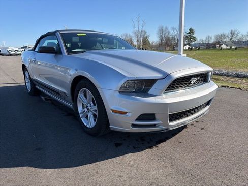 Used 2014 Ford Mustang Convertible image 2