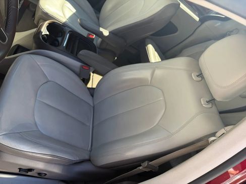 Used 2017 Chrysler Pacifica Touring-L FWD image 13