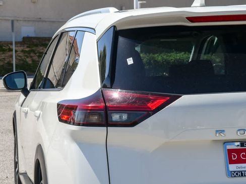 Used 2023 Nissan Rogue Platinum w/ Platinum Premium Package FWD image 6