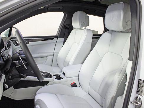 Certified 2025 Porsche Macan image 5