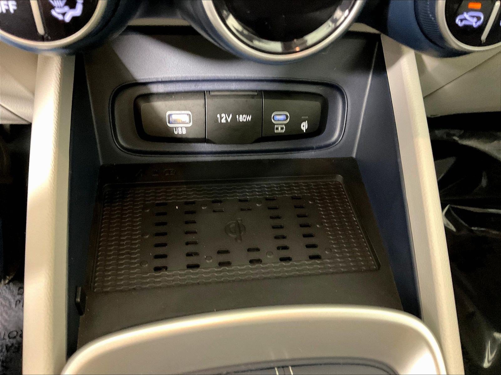 Used 2023 Hyundai Venue Limited FWD image 15