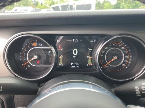 Used 2022 Jeep Wrangler Unlimited Sahara AWD/4WD image 16