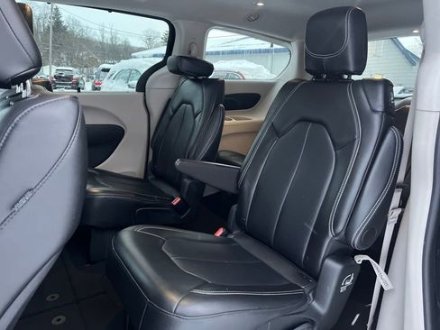 Used 2024 Chrysler Pacifica Touring-L image 30