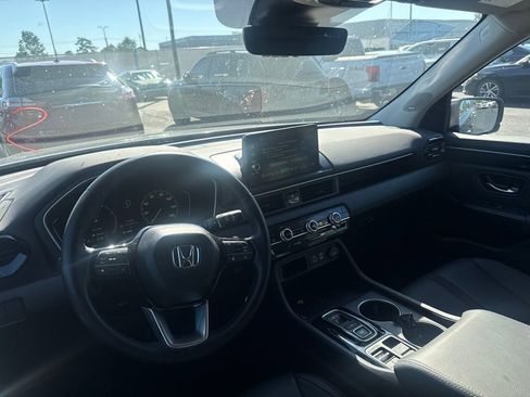 Used 2025 Honda Pilot Touring image 11