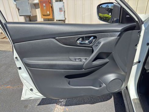 Used 2017 Nissan Rogue SV FWD image 37