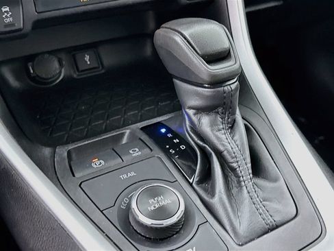 Certified 2022 Toyota RAV4 LE AWD/4WD image 10