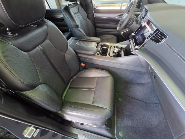 Certified 2025 Jeep Wagoneer Series II AWD/4WD image 22