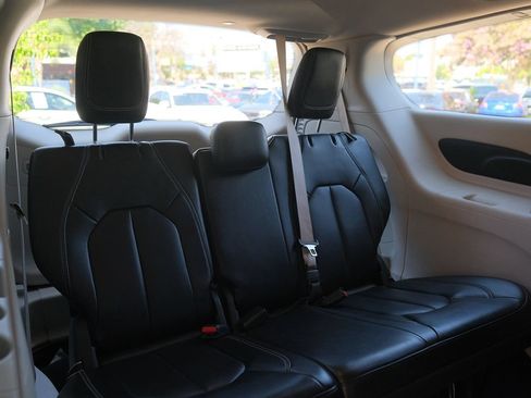 Used 2023 Chrysler Pacifica Touring-L FWD image 35