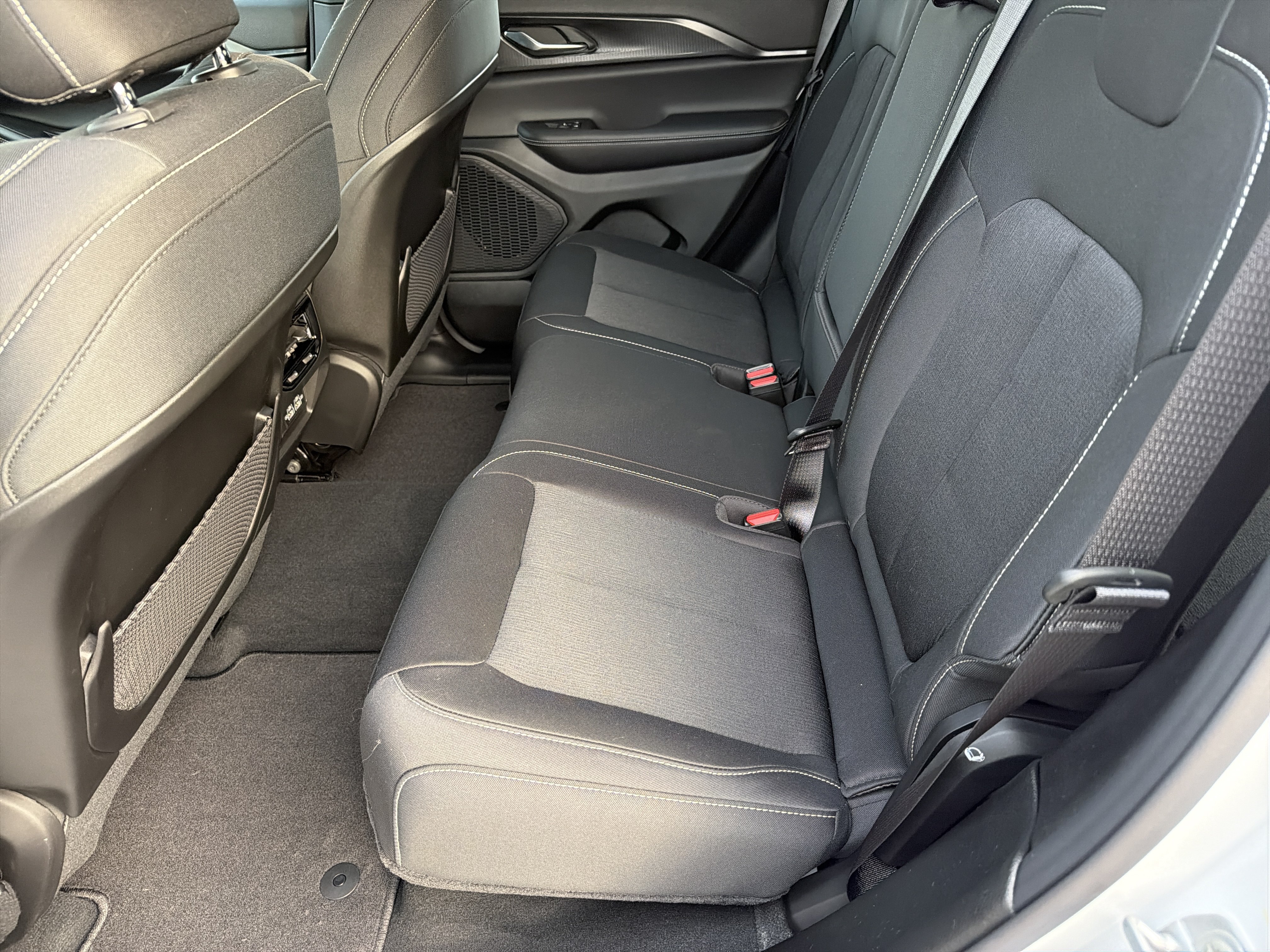 New 2027 Jeep Grand Cherokee Laredo X RWD image 20