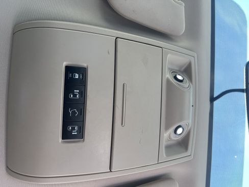 Used 2016 Chrysler Town & Country Touring FWD image 16