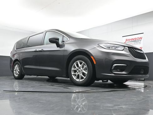 Used 2023 Chrysler Pacifica Touring-L FWD image 32